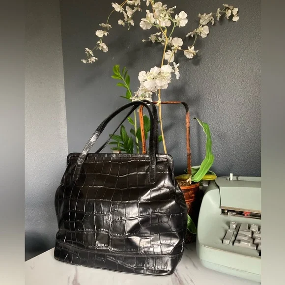 Elegant Black Croc-Embossed leather purse - Picture 2 of 15